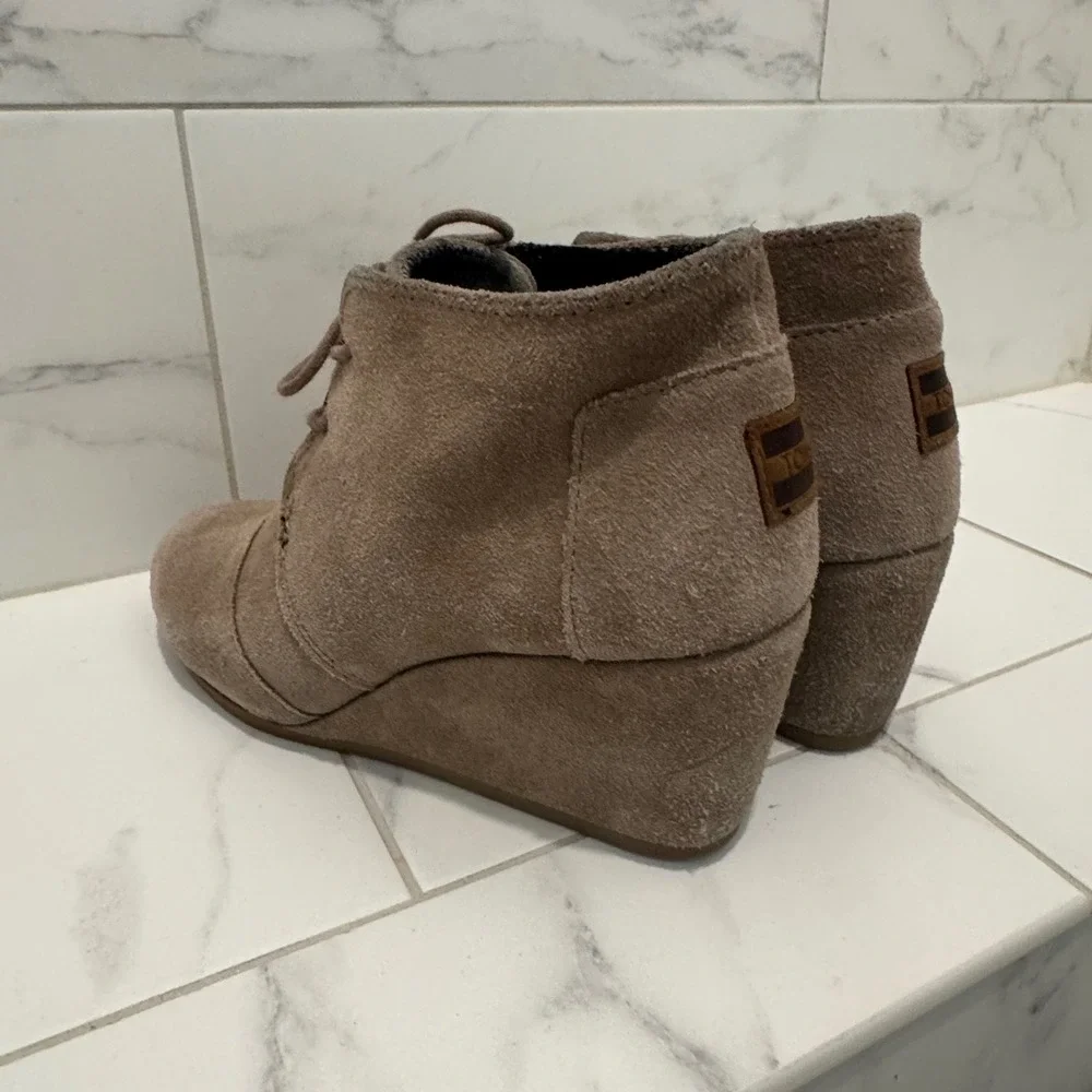 TOMS Womens 9 Suede Wedge Booties Taupe Lace Up Ankle Boots Boho Casual‎ Shoes